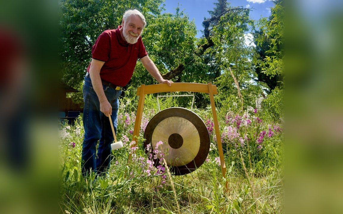 Hermann mit dem Gong im Garten