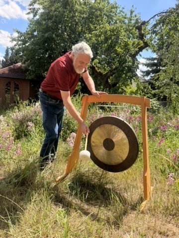 Hermann am Gong im Garten