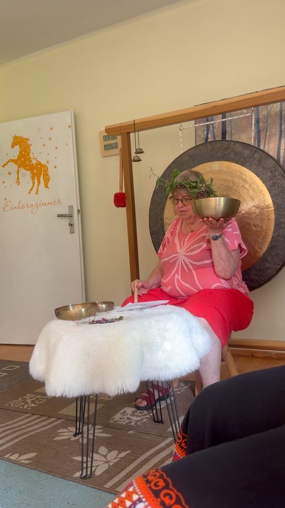 Elfi mit Kräuterkranz und Klangschale