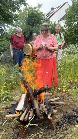 Elfi legt eine Opfergabe ins Feuer beim Jahreskreisfest